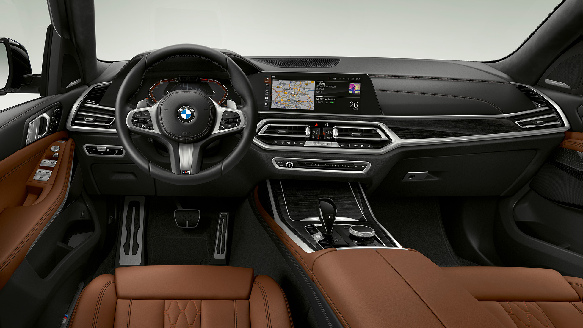 BMW X7 M sportovní paket, interiér Přední detailní pohled na palubní desku řidiče BMW X7 s M sportovním paketem