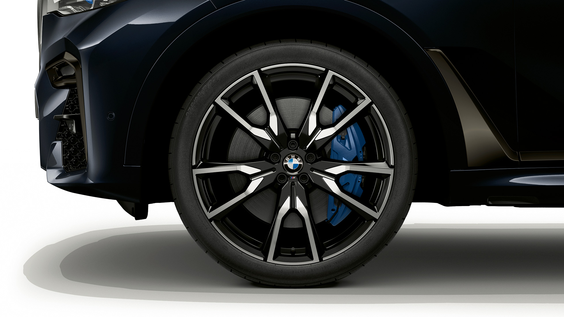 BMW X7 M sportovní paket, kolo z lehké slitiny Detailní pohled na kolo z lehké slitiny BMW X7 s M sportovním paketem