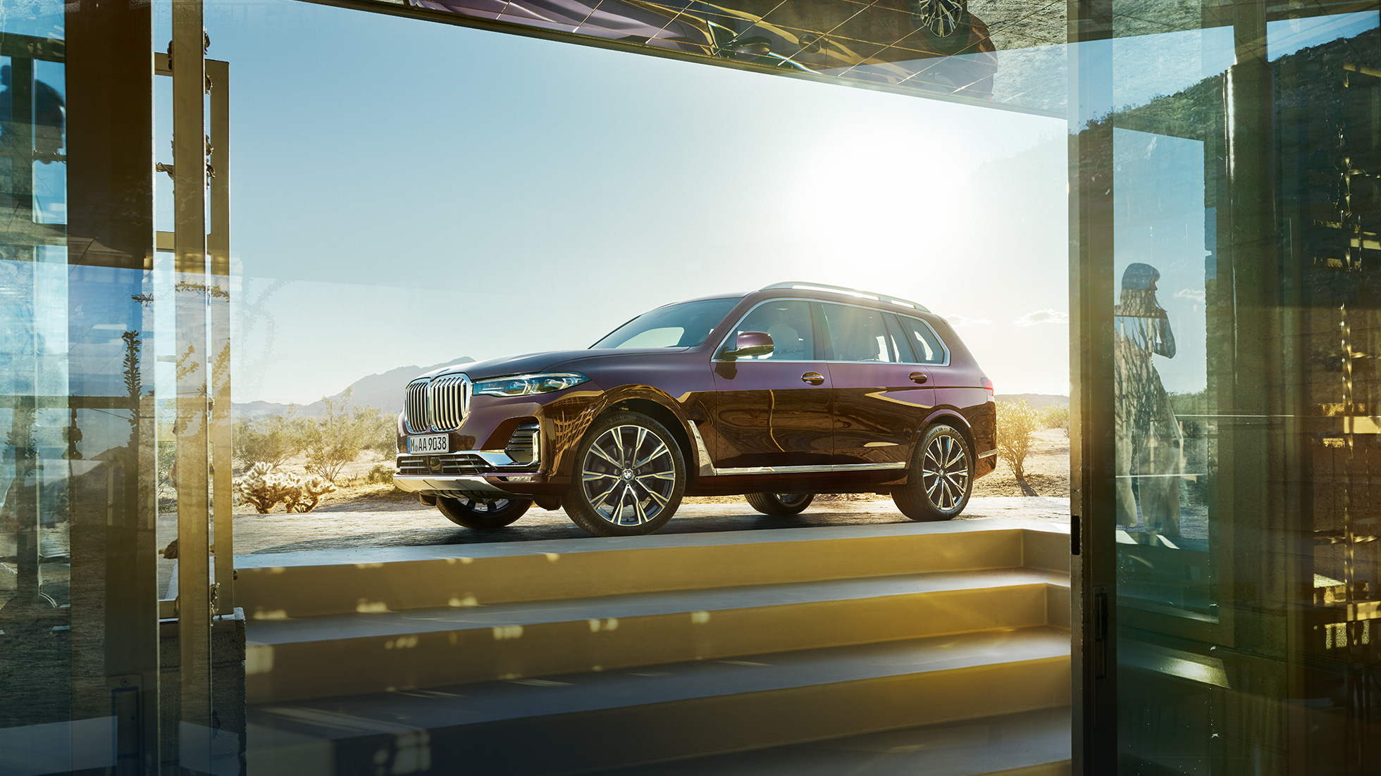 BMW Individual X7 xDrive40i, pohled z boku Stojící BMW X7 v metalické barvě Ametrin z boku, G07 2019