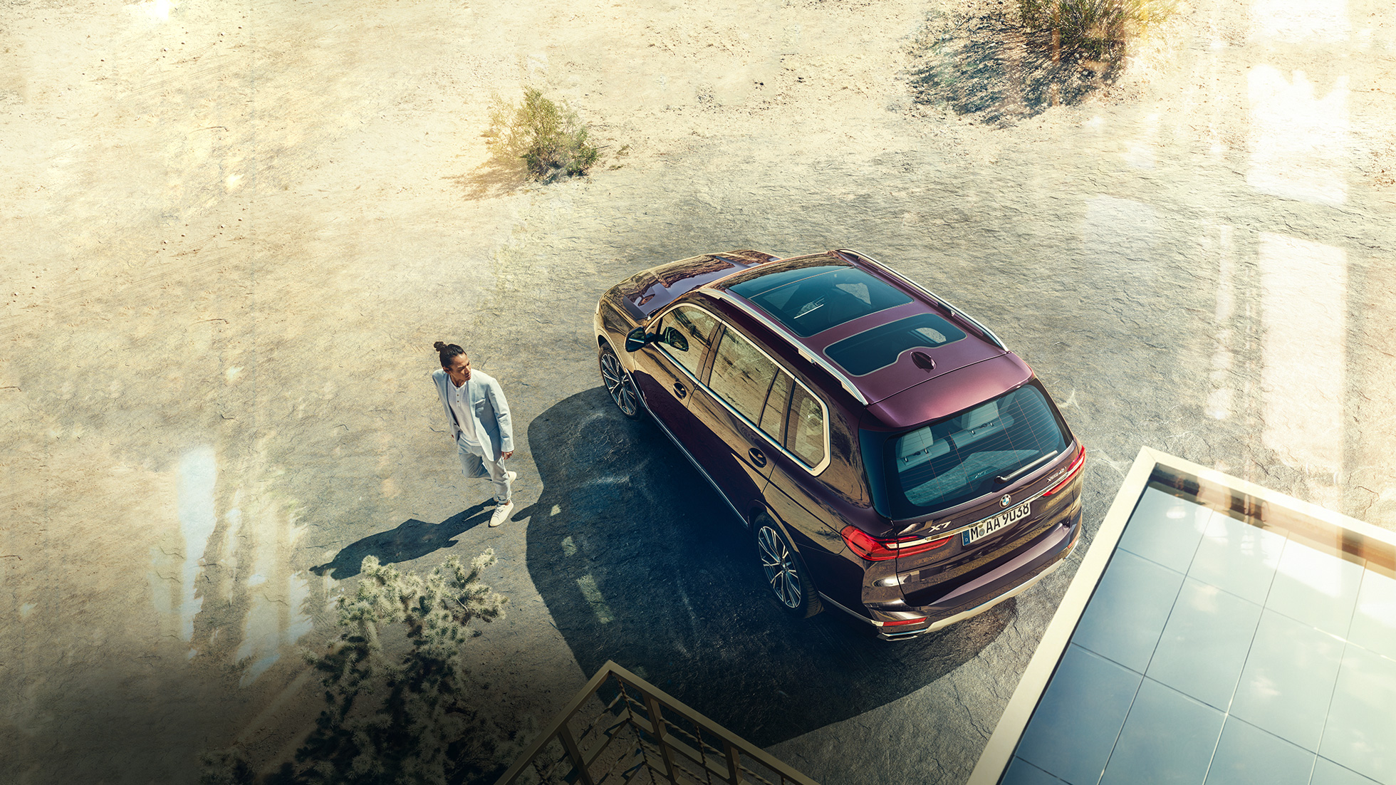 BMW Individual X7 xDrive40i, pohled z ptačí perspektivy Stojící BMW X7 v metalické barvě Ametrin z ptačí perspektivy, G07 2019