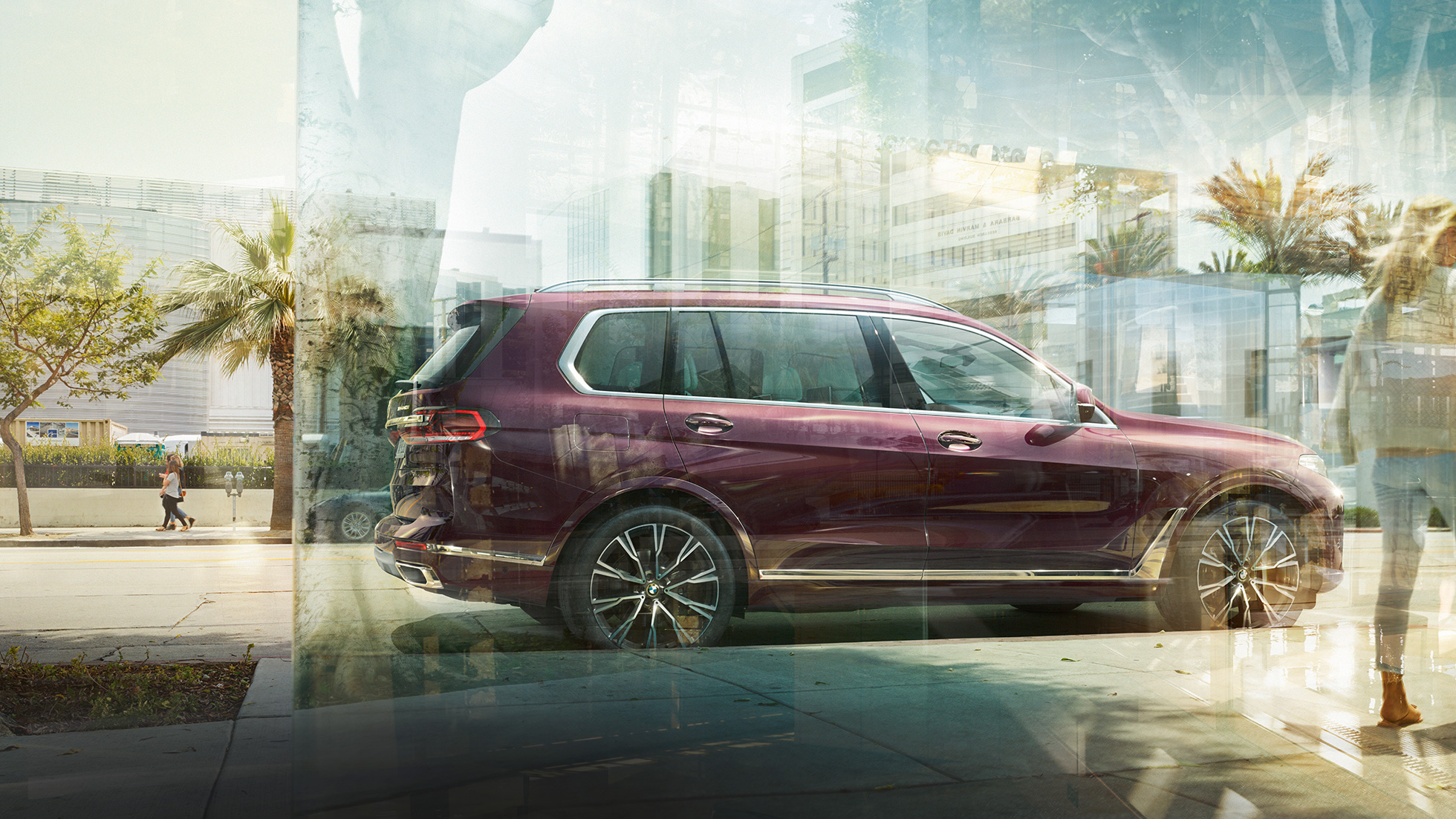 BMW Individual X7 xDrive40i, boční pohled Stojící BMW X7 v metalické barvě Ametrin z boku
