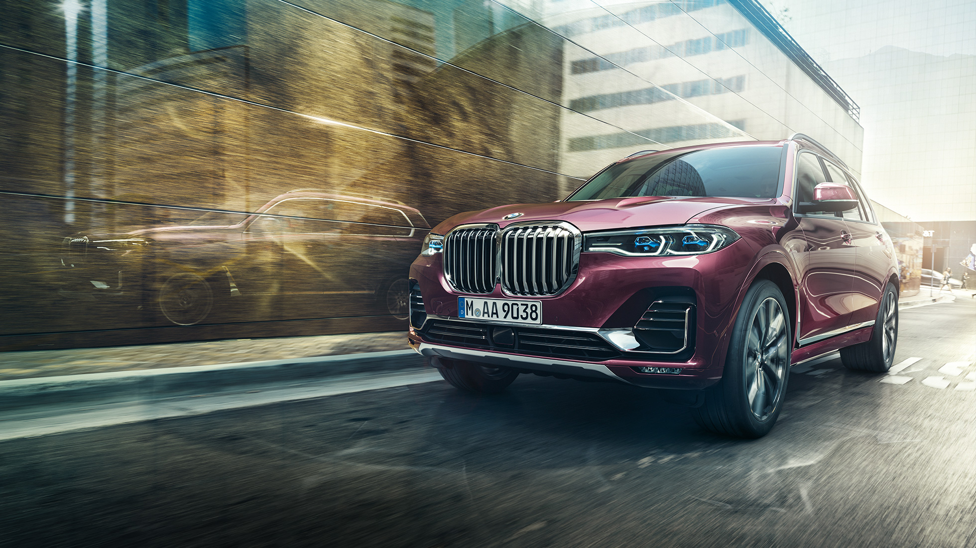 BMW Individual X7 xDrive40i, tříčtvrteční pohled zepředu Jedoucí BMW X7 v metalické barvě Ametrin z předního tříčtvrtečního pohledu