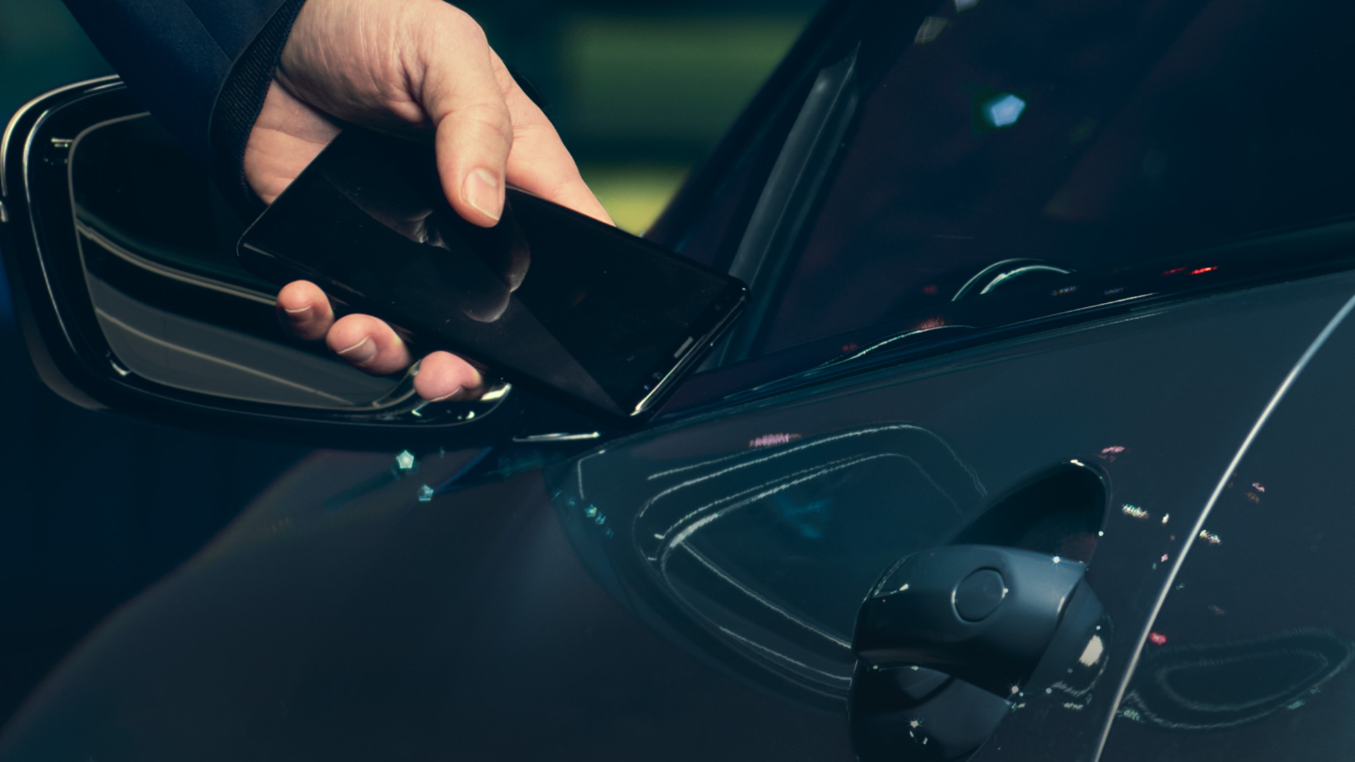 Digitální klíč Digitální klíč: Muž drží svůj smartphone u vnější klidy dveří