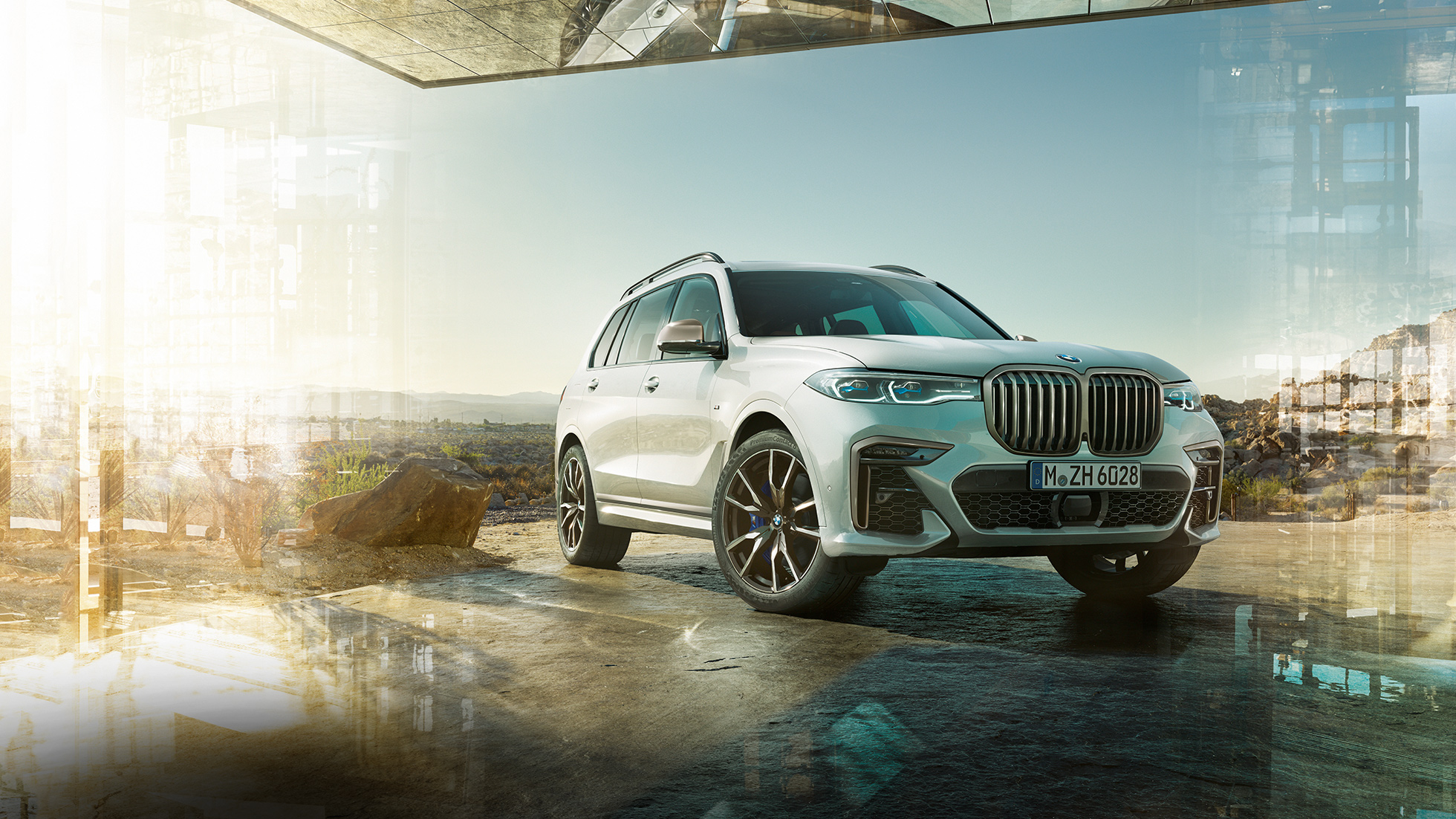 BMW X7 M50d, tříčtvrteční čelní pohled BMW X7 M50d: stojící, bílé BMW X7 ze tříčtvrtečního čelního pohledu