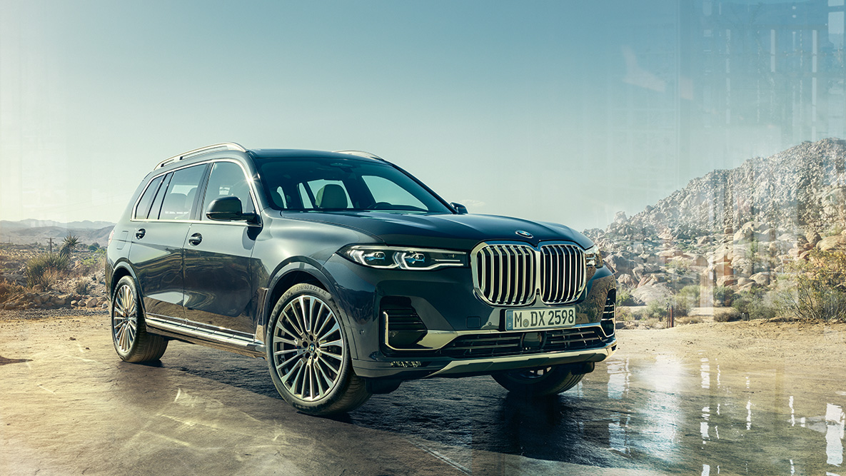BMW X7 exteriér, tříčtvrteční pohled zepředu BMW X7 exteriér: tříčtvrteční pohled zepředu před pouštní krajinou