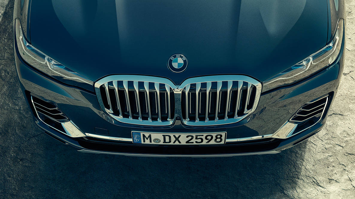BMW maska chladiče ve tvaru ledvinek BMW X7 BMW maska chladiče ve tvaru ledvinek: mřížka: pohled shora na příď BMW X7