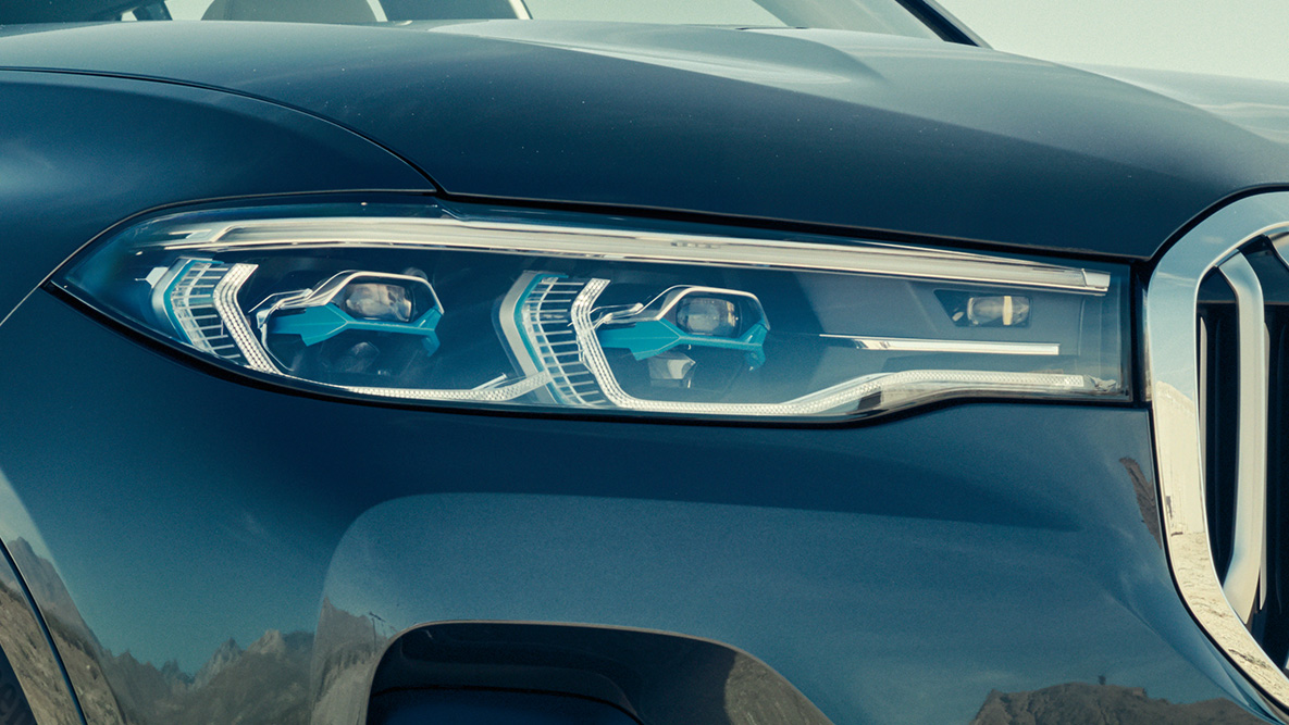BMW laserové světlomety BMW laserové světlomety: Detailní tříčtvrteční pohled na příď BMW X7