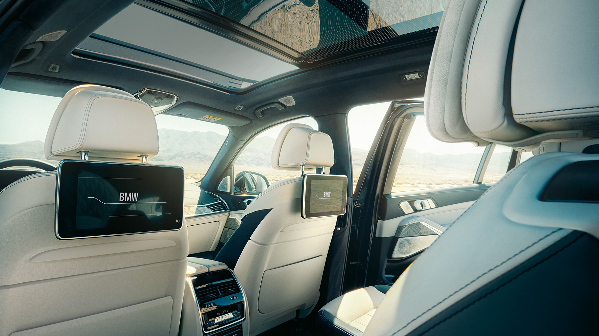 BMW X7 interiér BMW X7 interiér: perspektiva ze třetí řady sedadel