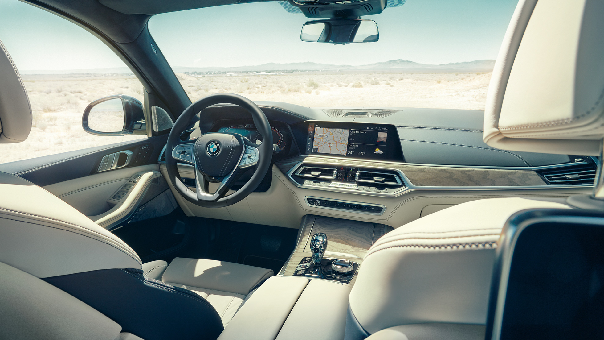 BMW X7 kokpit BMW X7 interiér, kokpit se sportovním koženým volantem, G07 2019