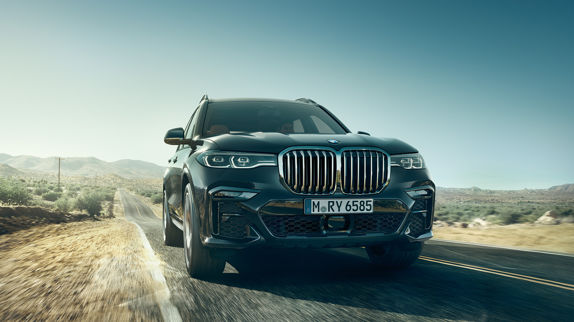 BMW X7 přední část BMW X7 v šedé barvě Arctic Grey, exteriér, přední část z podhledu, G07 2019