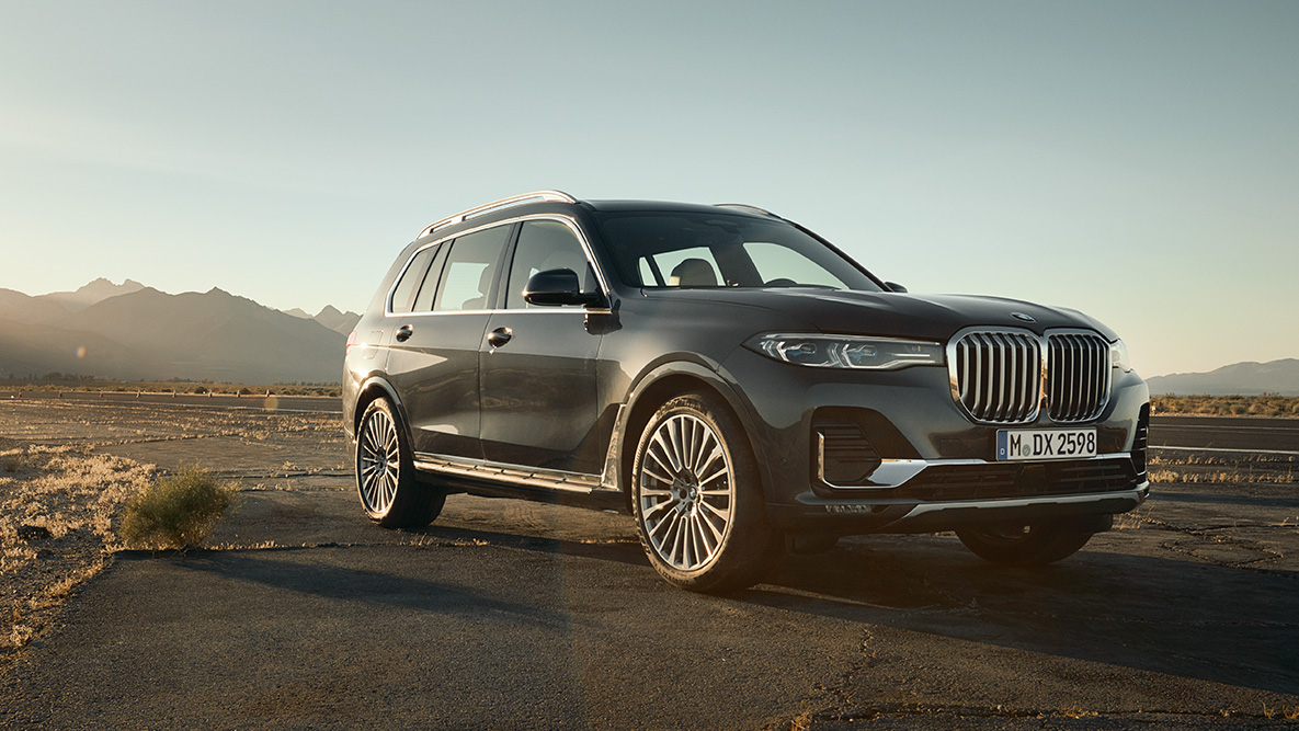 Executive Drive Pro Executive Drive Pro: BMW X7 ve třičtvrtinovém předním pohledu, v pozadí poušť