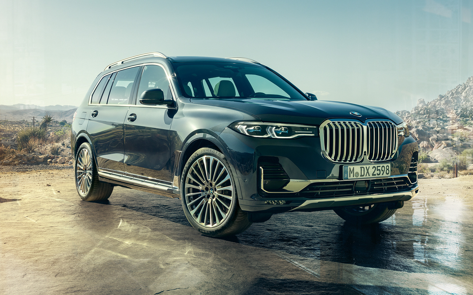 Exteriér tříčtvrteční pohled zepředu BMW X7 G07 2019 BMW X7 G07 2019 tříčtvrteční pohled zepředu s pouští v pozadí