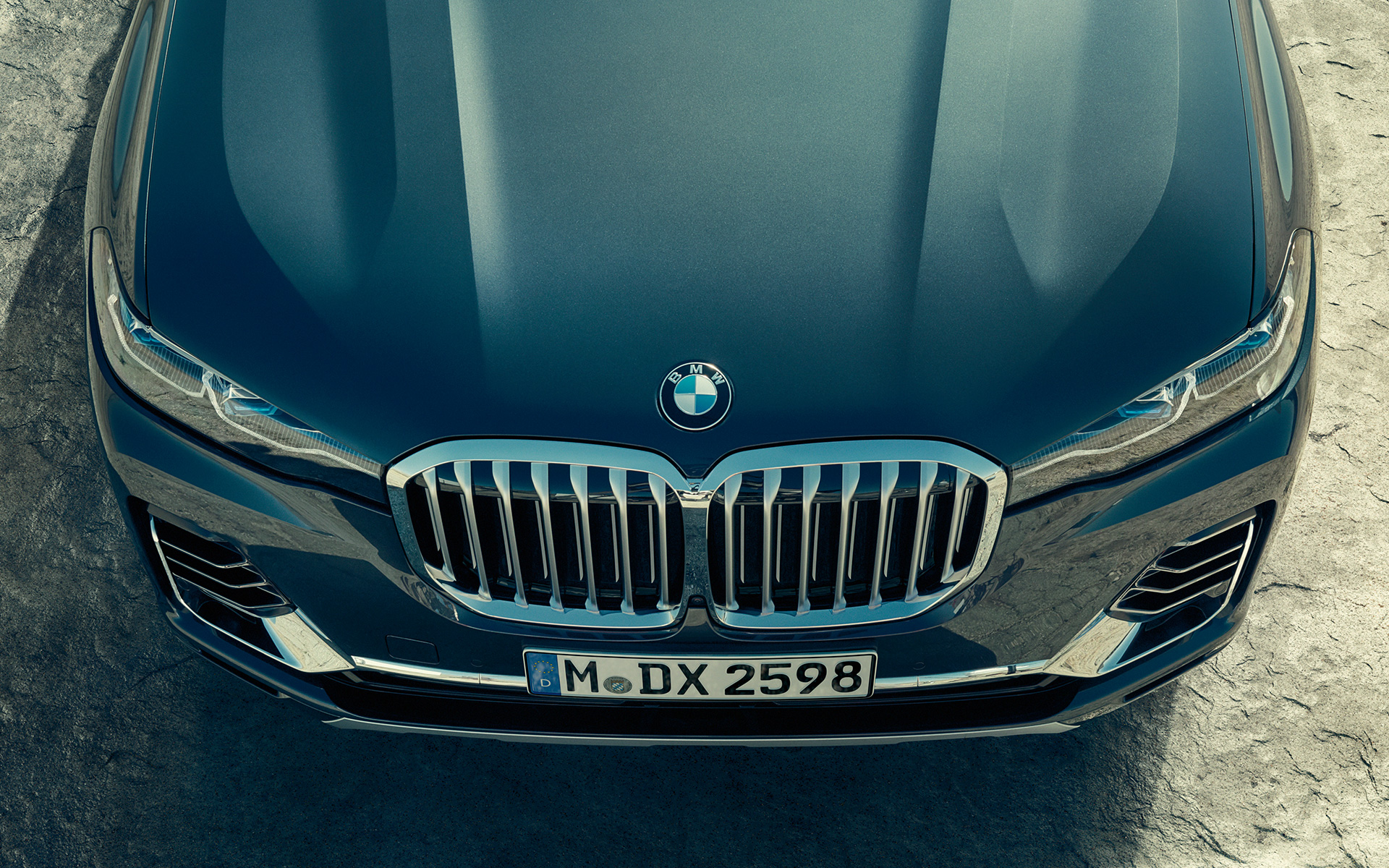 BMW X7 G07 2019 záběr seshora na BMW masku ve tvaru ledvinek BMW X7 G07 2019 záběr seshora na BMW masku ve tvaru ledvinek