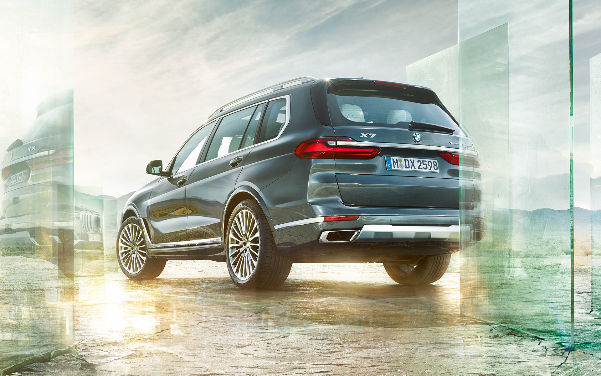 BMW X7 G07 2019 tříčtvrteční pohled zezadu od země BMW X7 G07 2019 tříčtvrteční pohled zezadu od země
