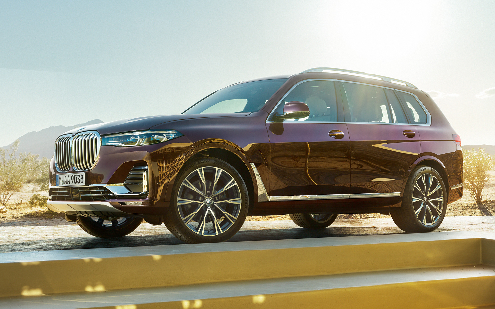 BMW X7 Individual xDrive40i G07 2018 metalický lak Ametrin (fialová) statický pohled z boku na pozadí pouště BMW X7 Individual xDrive40i G07 2018 metalický lak Ametrin (fialová) statický pohled z boku na pozadí pouště