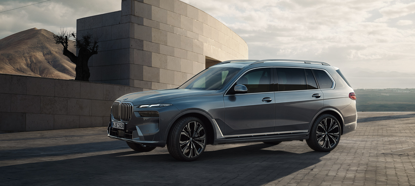 BMW X7 G07 LCI 7/8 Pohled z boku metalický lak Sparkling Copper Grey (šedá) Video BMW X7 G07 LCI 7/8 Statický pohled z boku metalický lak Sparkling Copper Grey (šedá) Video