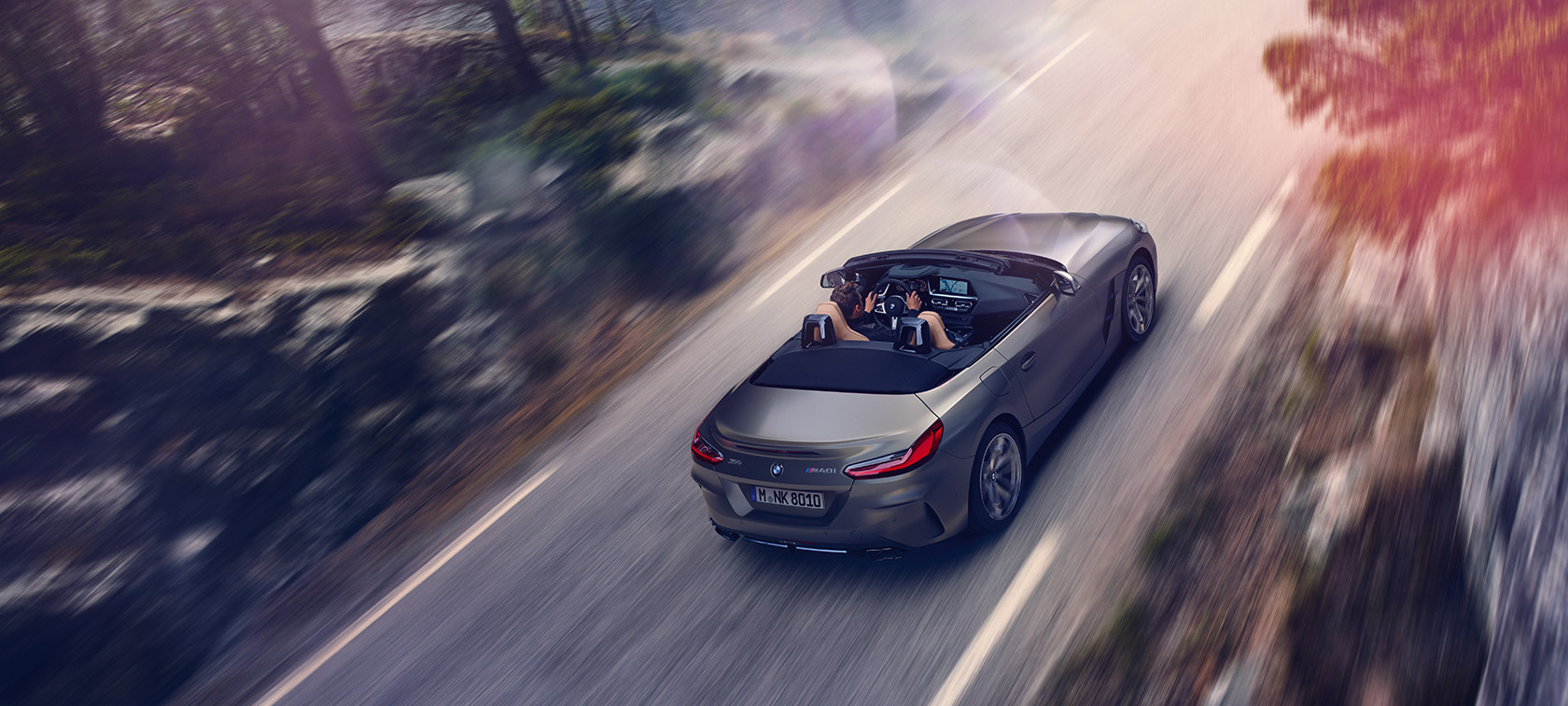 Pohled z ptačí perspektivy na šedé BMW Z4 Roadster Pohled z ptačí perspektivy na jedoucí šedé BMW Z4 Roadster