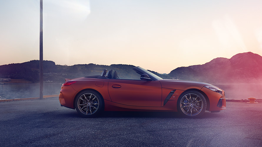Boční pohled na oranžové BMW Z4 First Edition Boční pohled na oranžové BMW Z4 First Edition před horským pozadím