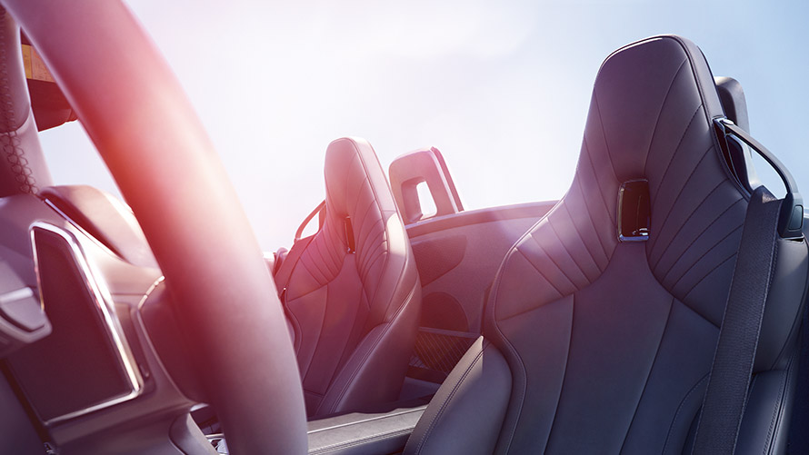 Záběr na interior BMW Z4 First Edition Záběr na interiér, volant a sedadla BMW Z4 First Edition s otevřenou střechou
