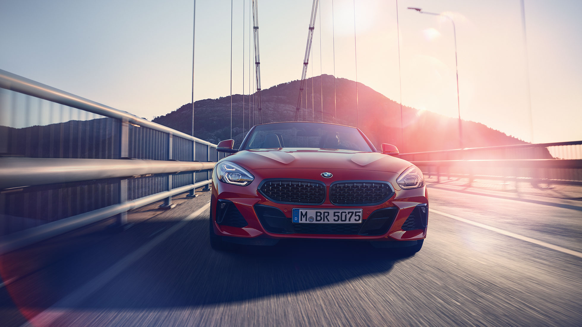 BMW Z4 Roadster stojící na mostě Pohled zpředu na BMW Z4 Roadster na mostě