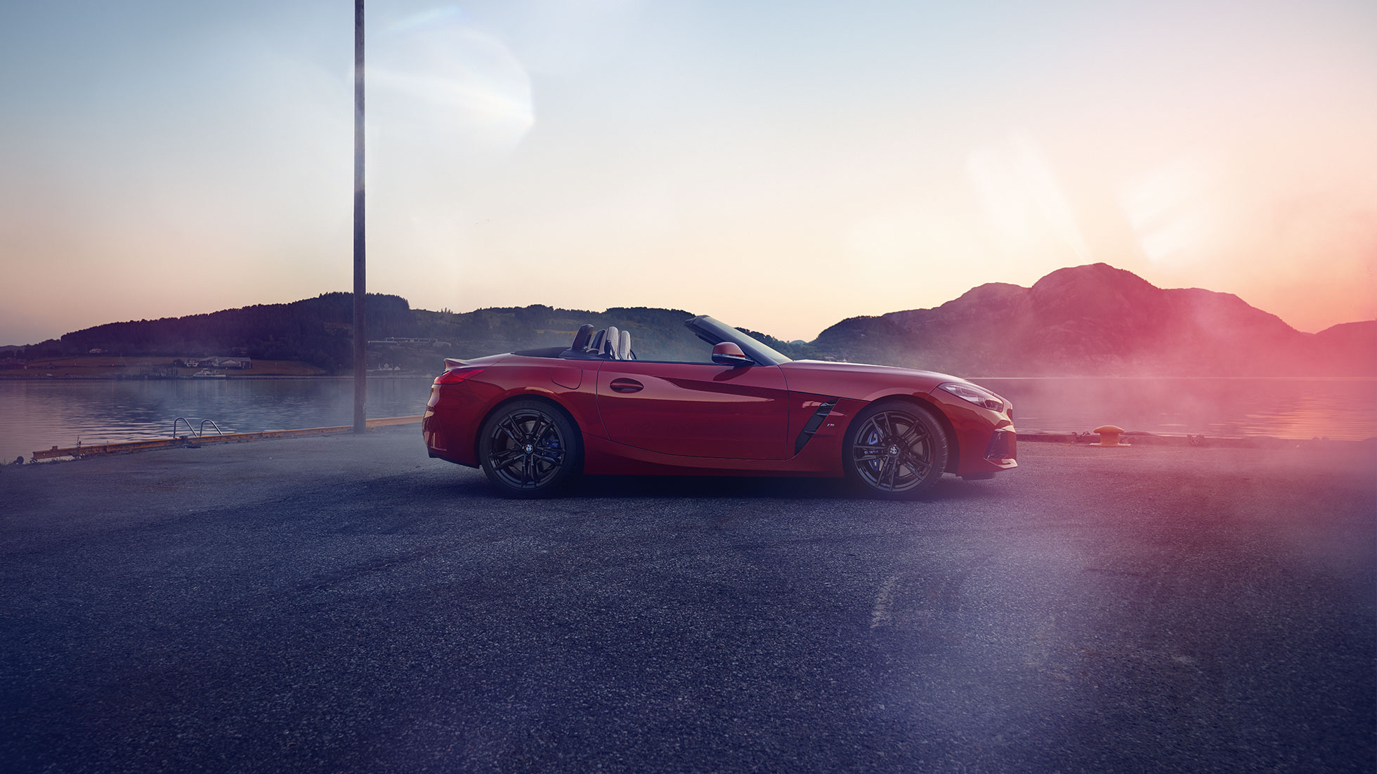 Pohled z boku na BMW Z4 Roadster Pohled z boku na BMW Z4 Roadster stojící před horským hřebenem.