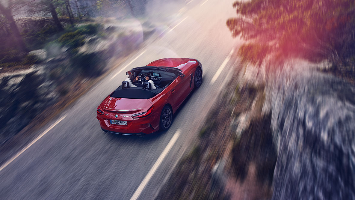 Záběr jedoucího BMW Z4 Roadster Pohled z ptačí perspektivy na jedoucí BMW Z4 Roadster