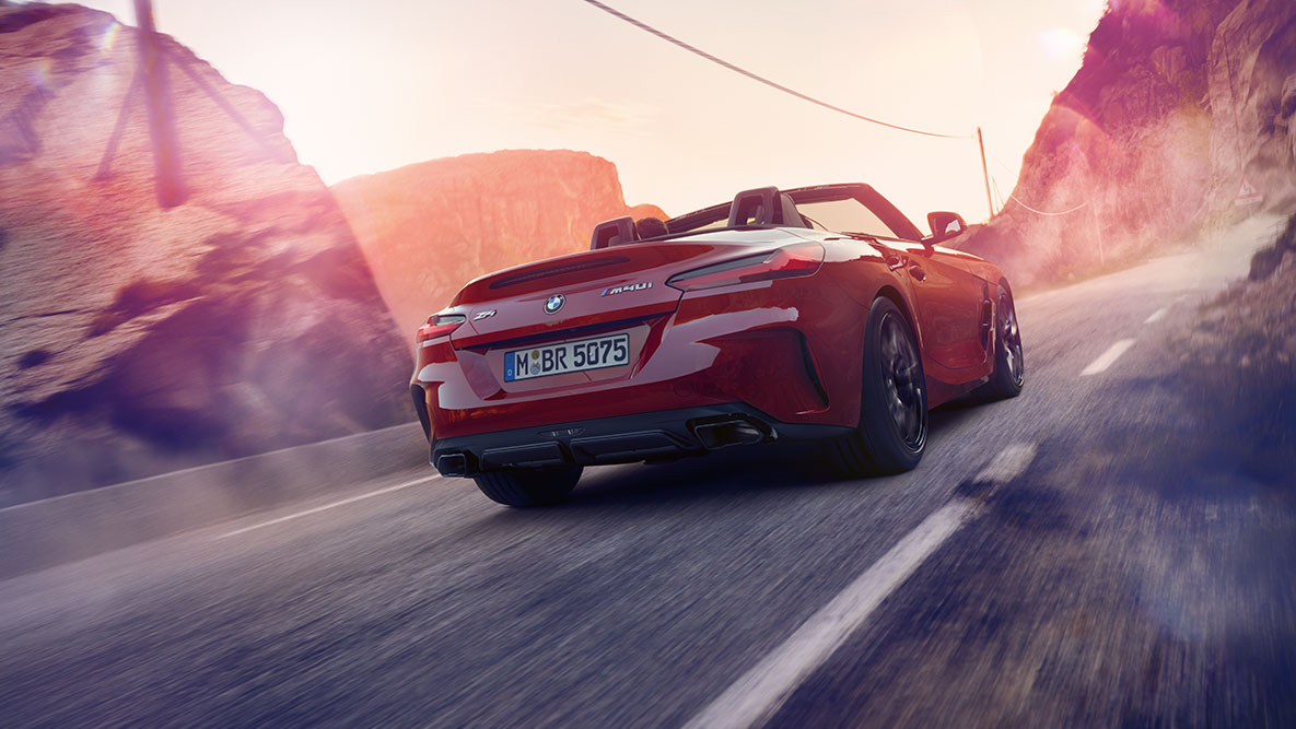 Zadní část BMW Z4 Roadster Pohled zezadu na jedoucí BMW Z4 Roadster