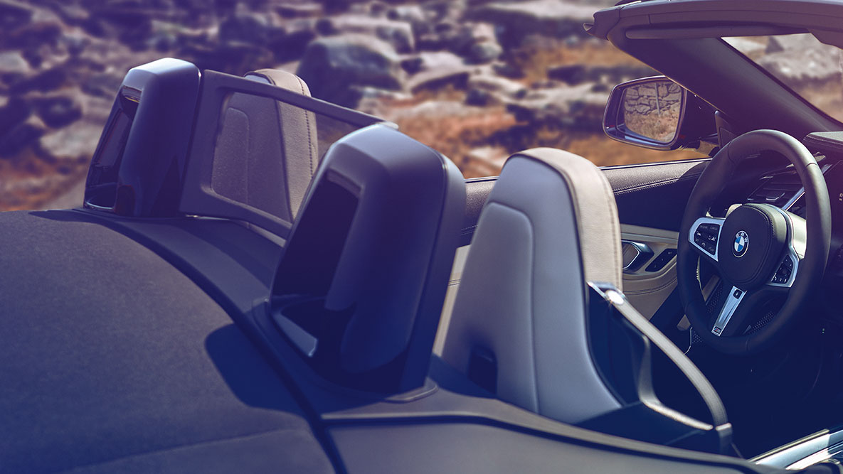 BMW Z4 Roadster, přední sedadla Pohled na sedadla BMW Z4 Roadster se staženou střechou