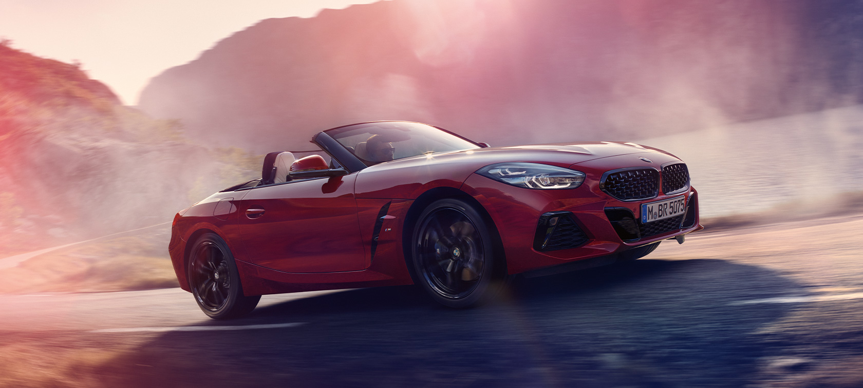 BMW Z4 M40i Roadster (G29) tříčtvrteční jízdní záběr z boku BMW Z4 M40i Roadster (G29) tříčtvrteční jízdní záběr z boku