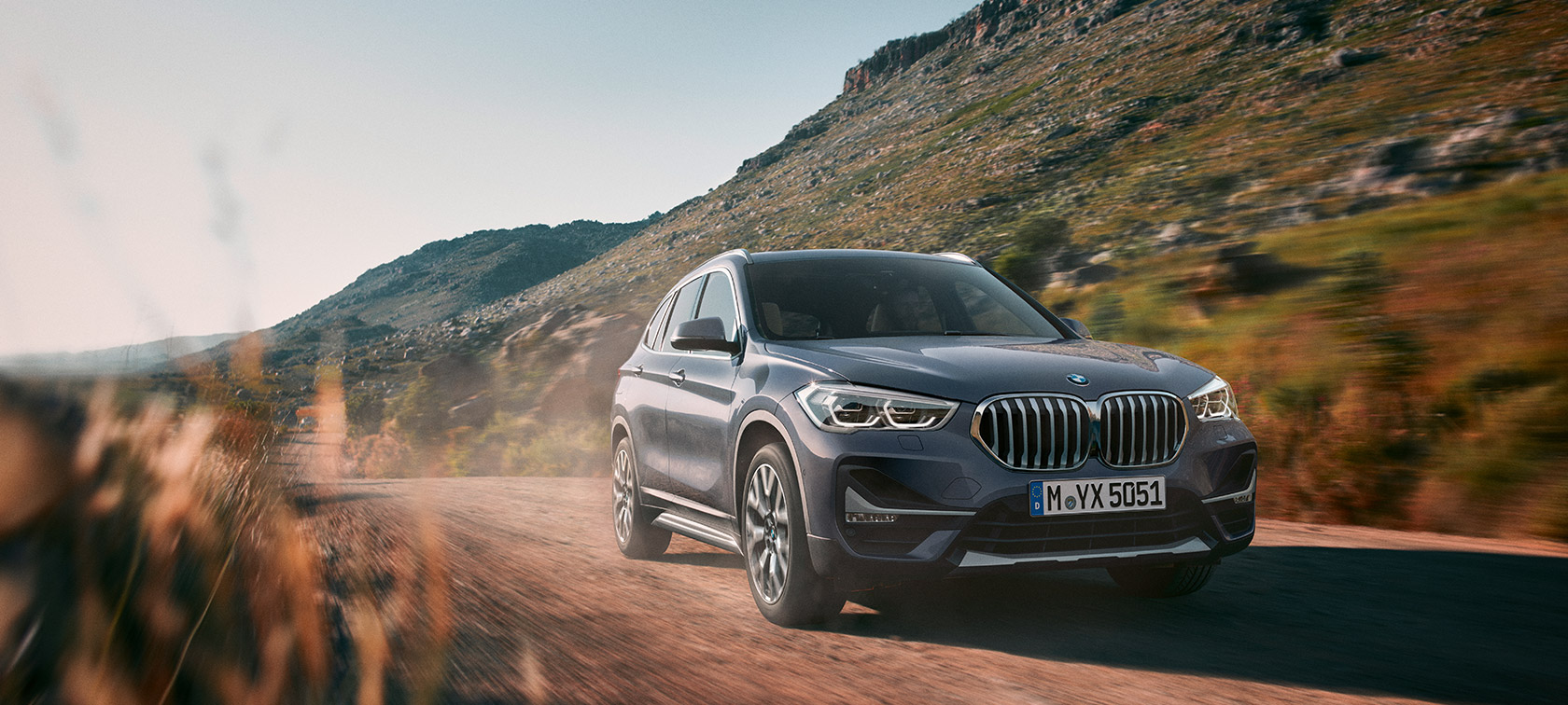 Statická fotka BMW X1 v městském prostředí.
