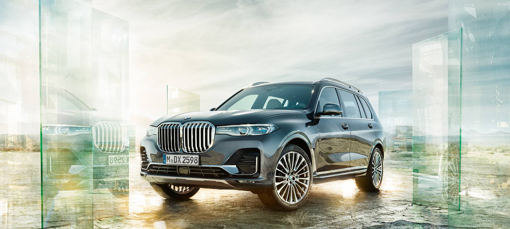 Tříčtvrteční pohled zepředu na BMW X7 před pouštní krajinou