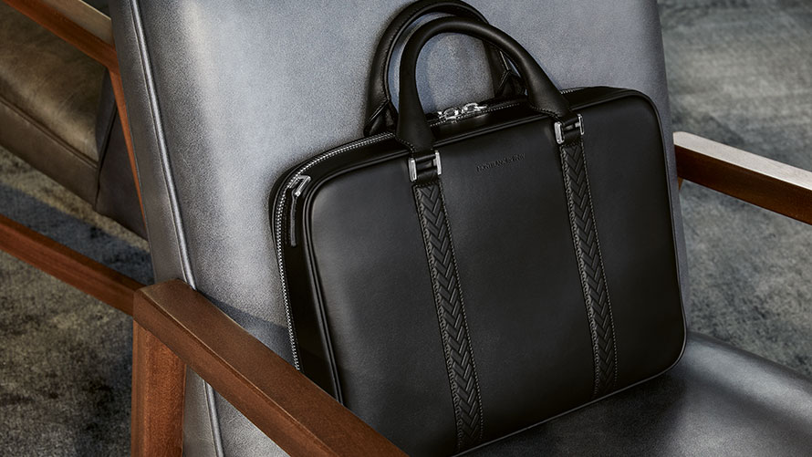 Taška na dokumenty Montblanc for BMW. Na obrázku je taška na dokumenty Montblanc for BMW položená na křesle.