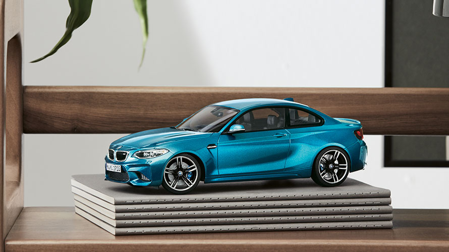 Miniatura BMW M2. Miniatura BMW M2 s originální barvou karoserie od BMW Miniatures.