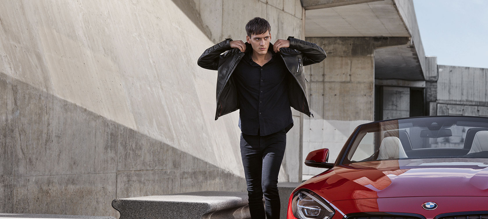 Pánská kožená bunda BMW. Muž na obrázku má na sobě pánskou koženou bundu z kolekce BMW Collection.