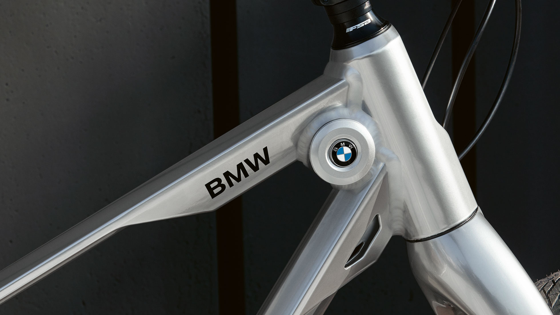 Kolo BMW Cruise Bike. Na obrázku je kolo BMW Cruise Bike. Logo BMW a nápis BMW jsou jasně viditelné v přední části rámu.