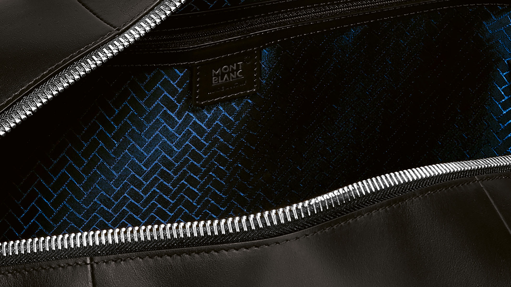 Pouzdro na pas Montblanc for BMW. Na obrázku je detailní záběr na vzorovanou strukturu povrchu tašky Montblanc for BMW.