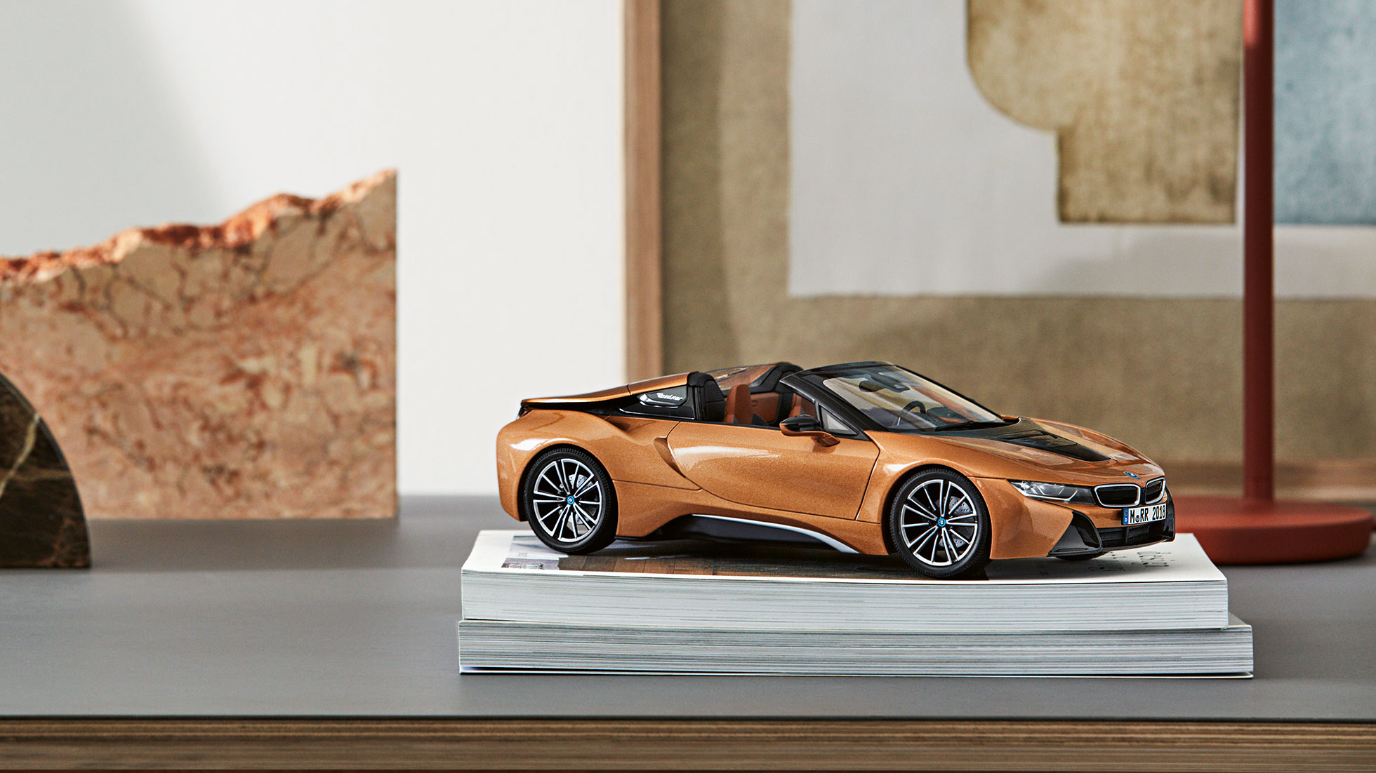 BMW Modely. Na obrázku je model BMW i8 Roadster.