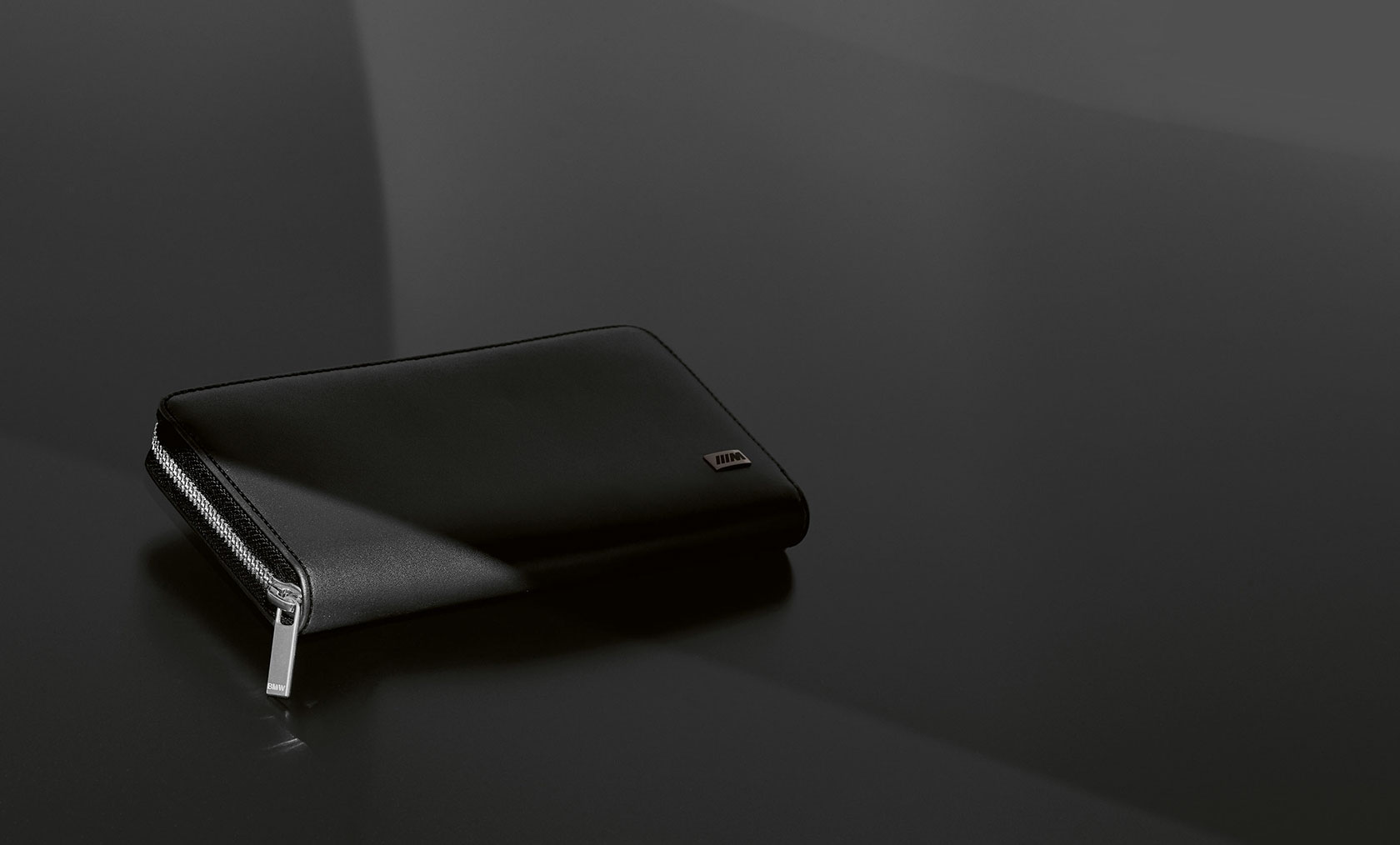 Peněženka BMW M Wallet Horizontal. Detailní produktová fotografie peněženky BMW M Wallet Horizontal.