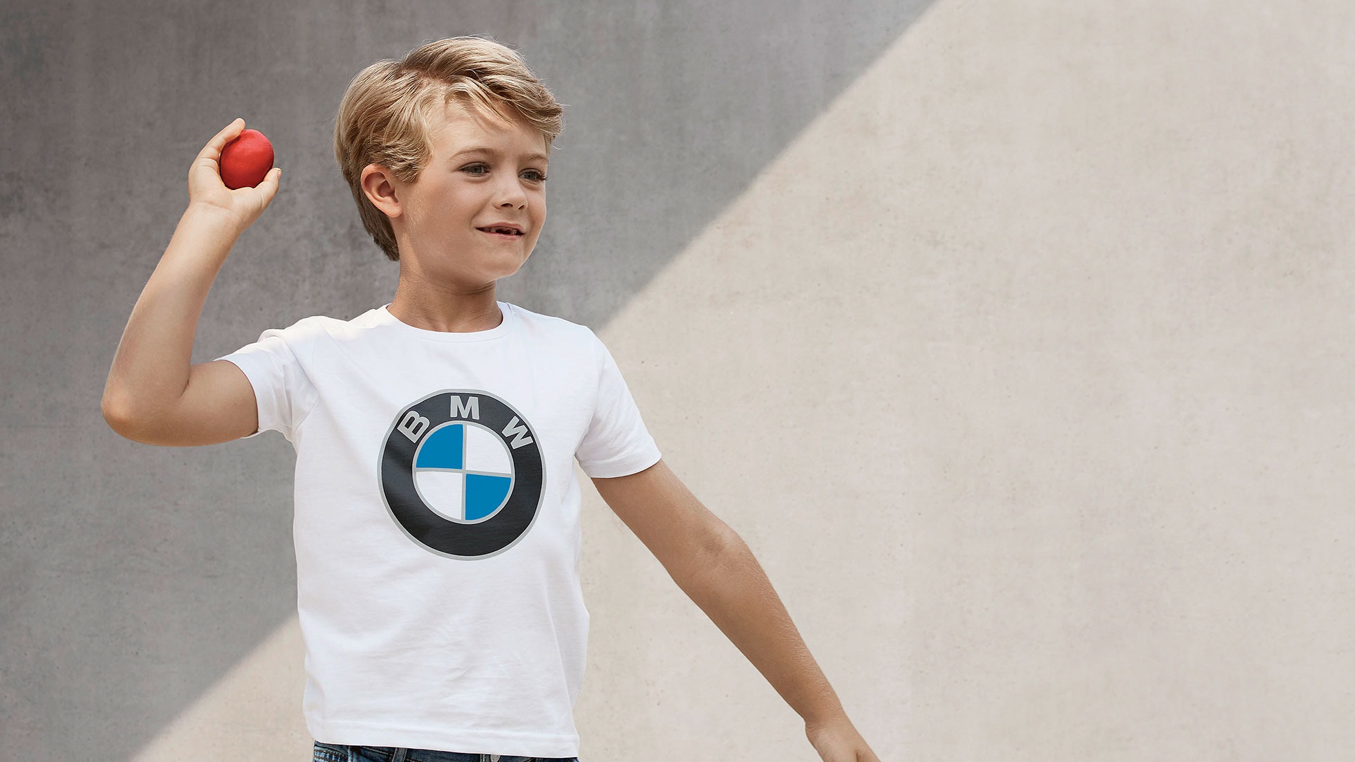 Kolekce BMW Kids. Chlapec je oblečen do produktů z kolekce BMW Kids Collection.