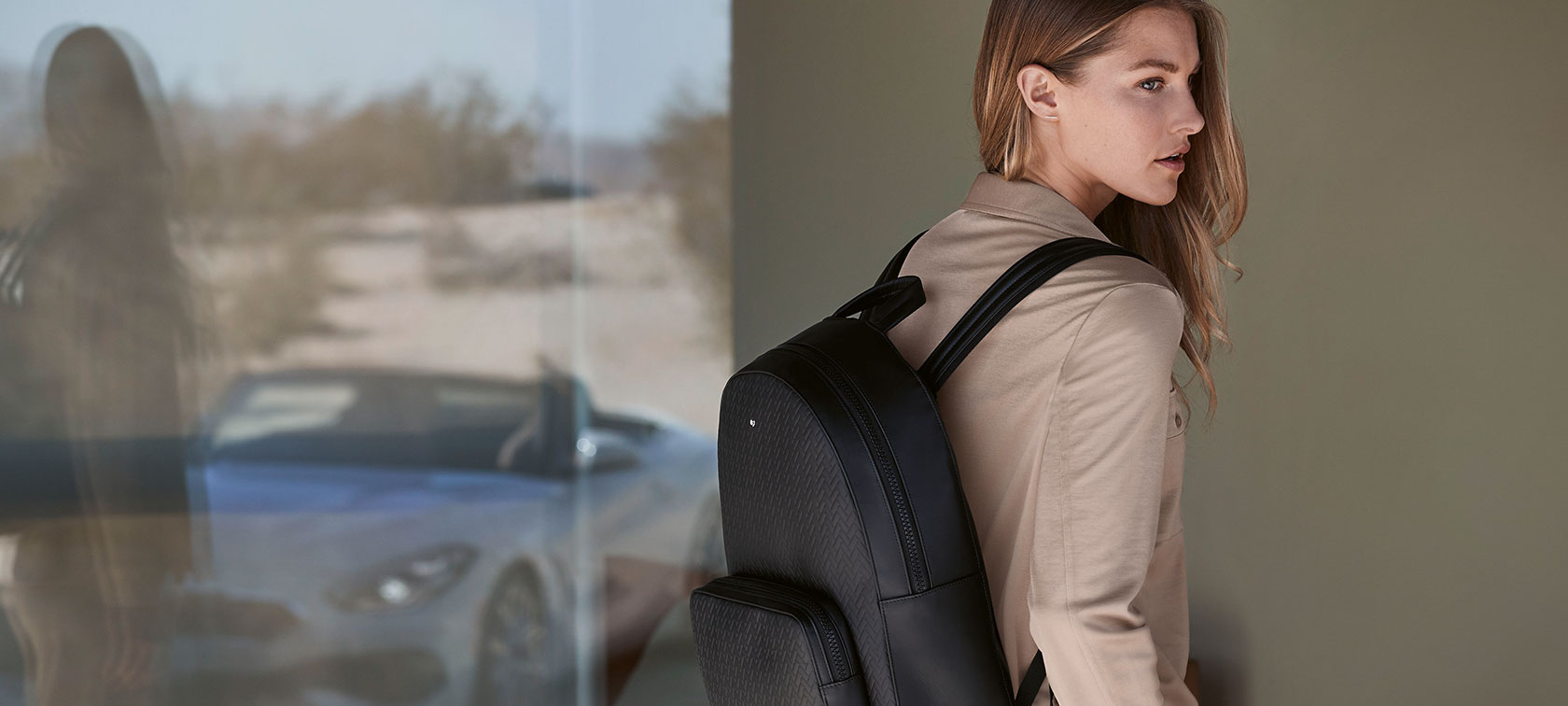 Žena je oblečena do produktů z kolekce BMW Collection. Žena je oblečena do produktů z kolekce BMW Collection.