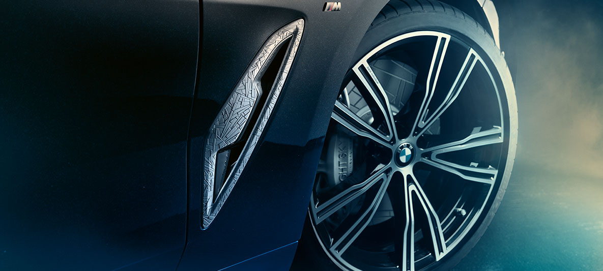 BMW Individual M850i NIGHT SKY, 20” kola z lehké slitiny Detailní pohled na 20” kola z lehké slitiny BMW Individual 730i s paprsky ve tvaru písmene V vozu BMW Individual M850i NIGHT SKY