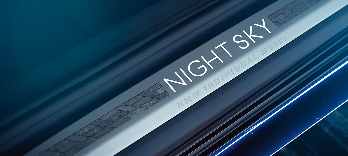 BMW Individual M850i NIGHT SKY, prahová lišta Detailní pohled na prahovou lištu BMW Individual M850i NIGHT SKY v mozaikovém designu