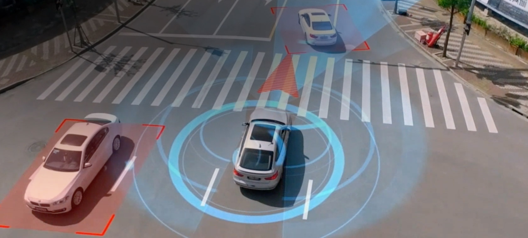 BMW Personal CoPilot: autonomní řízení změní naše životy Tři BMW jsou ohraničená virtuální grafikou, která určuje jejich pozici a směr jízdy.