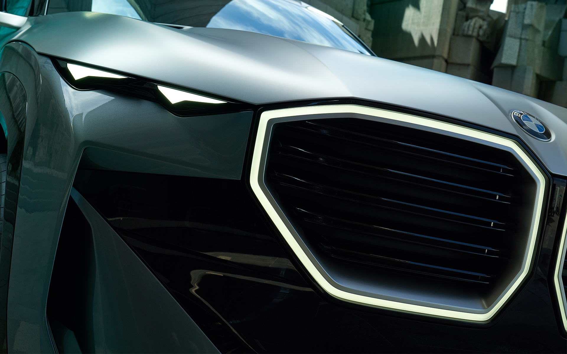 BMW Concept XM (G09) pohled zepředu detail na ledvinky BMW Concept XM (G09) pohled zepředu detail na ledvinky