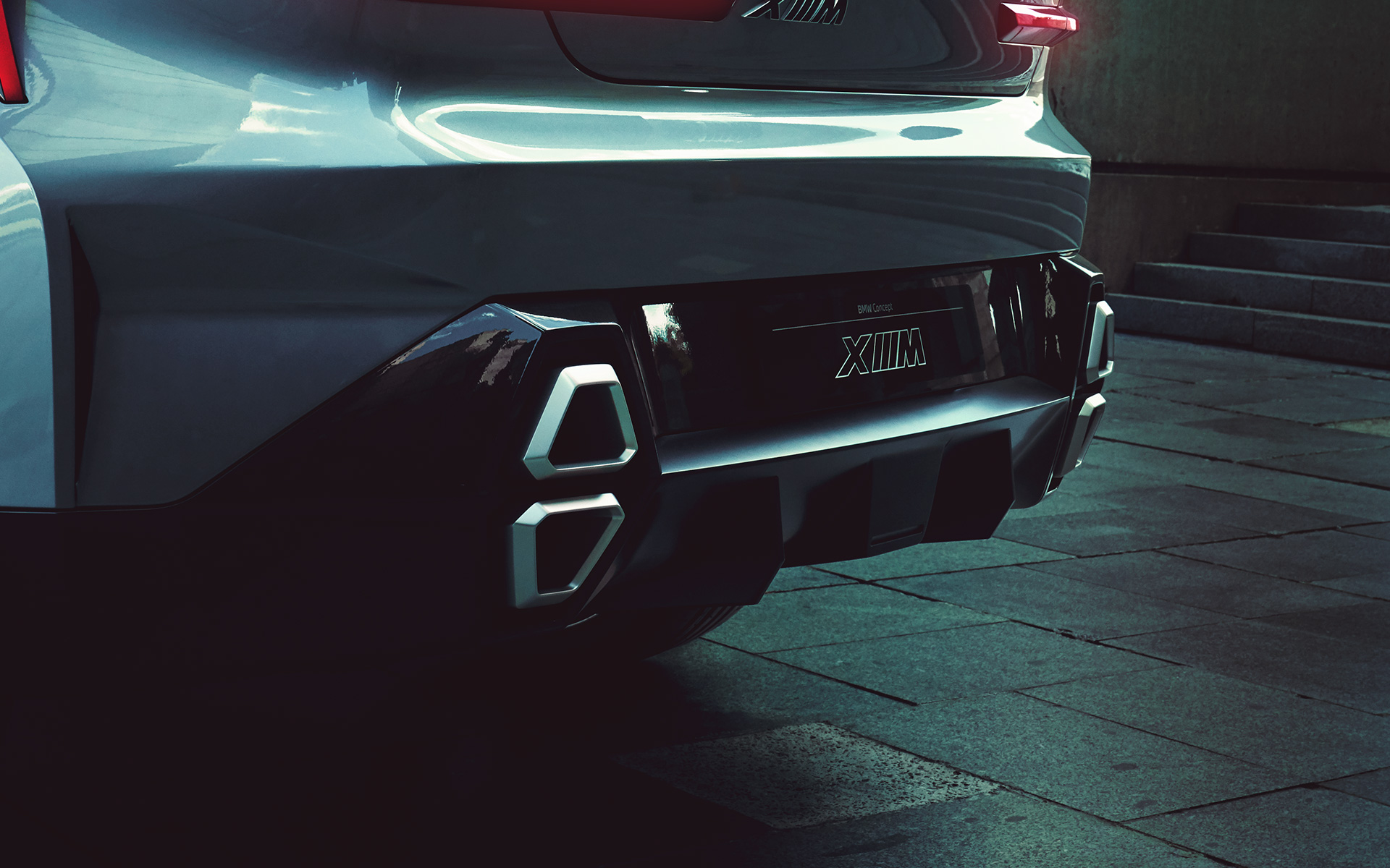 BMW Concept XM (G09) tříčtvrteční statický pohled zezadu detail na koncovky výfuku BMW Concept XM (G09) tříčtvrteční statický pohled zezadu detail na koncovky výfuku