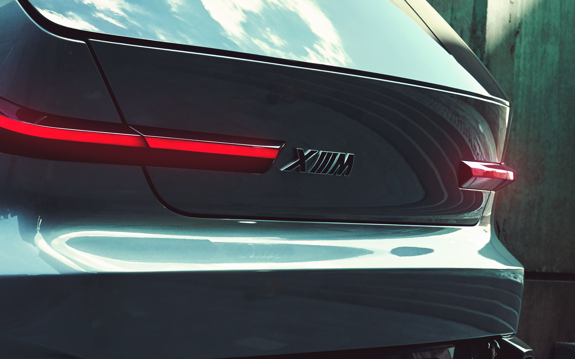 BMW Concept XM (G09) tříčtvrteční statický pohled zezadu detail na logo XM BMW Concept XM (G09) tříčtvrteční statický pohled zezadu detail na logo XM