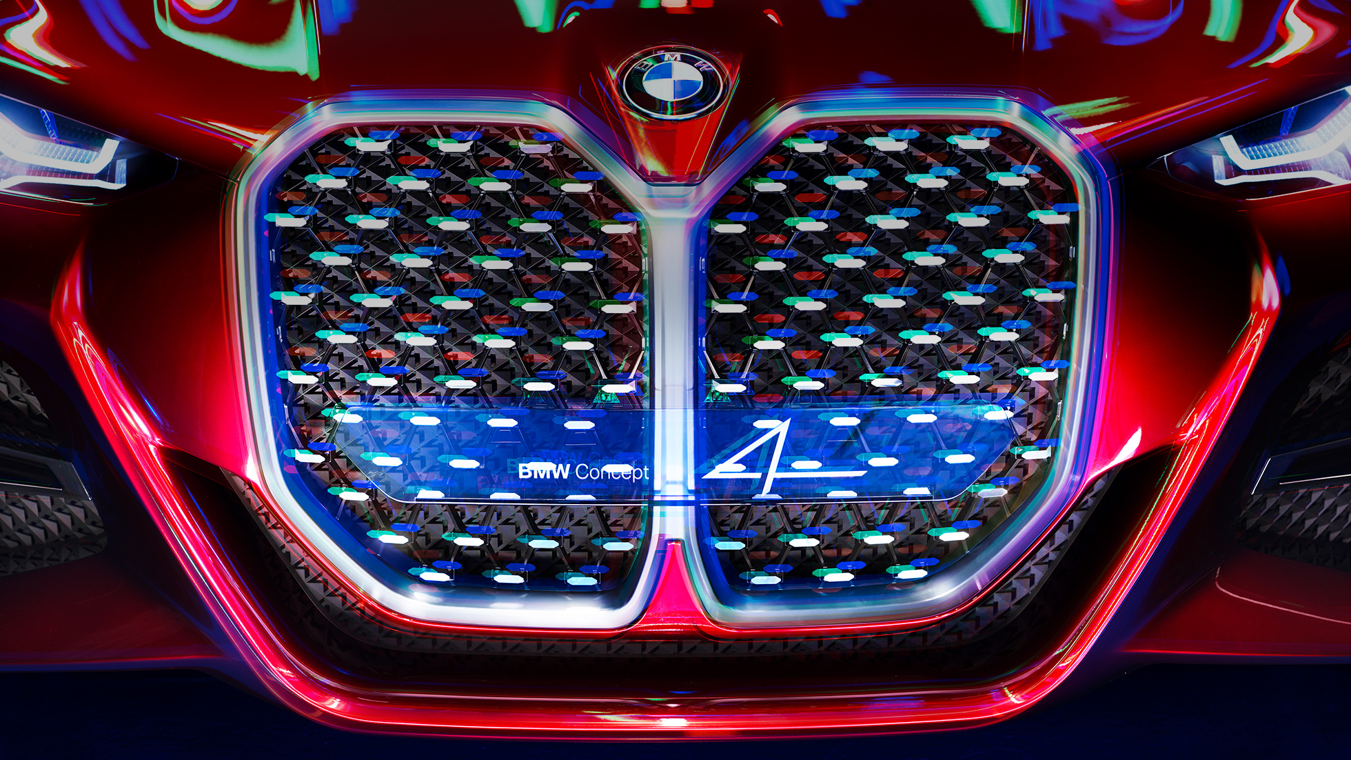 Vertikální maska chladiče BMW ve tvaru ledvinek BMW Concept 4 Vertikální maska chladiče BMW ve tvaru ledvinek se třpytivými krystaly BMW Concept 4 v červené barvě Forbidden Red