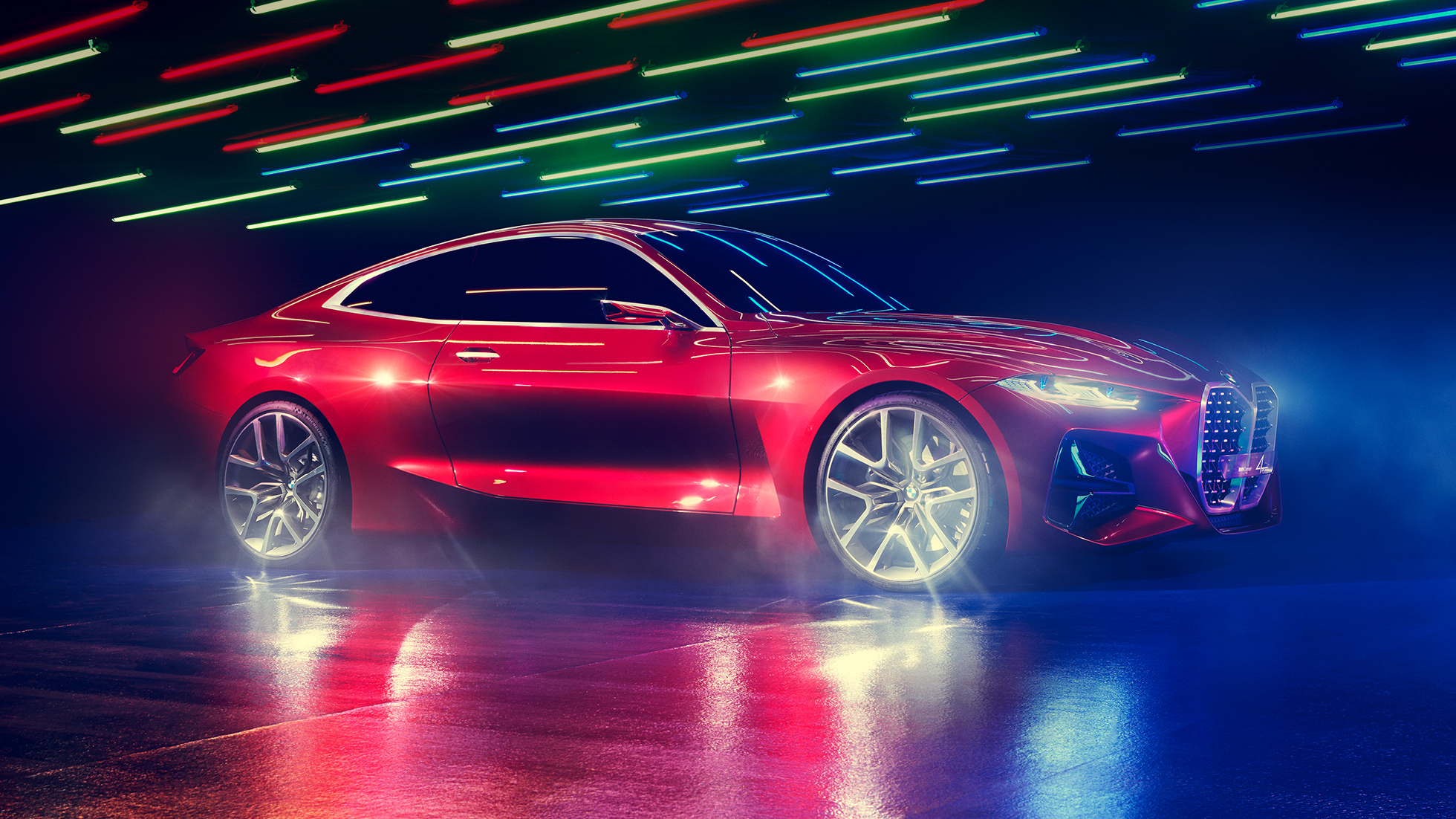 Emotivní designérský styl BMW Concept 4 Emotivní designérský styl BMW Concept 4 v červené barvě Forbidden Red při pohledu z boku.