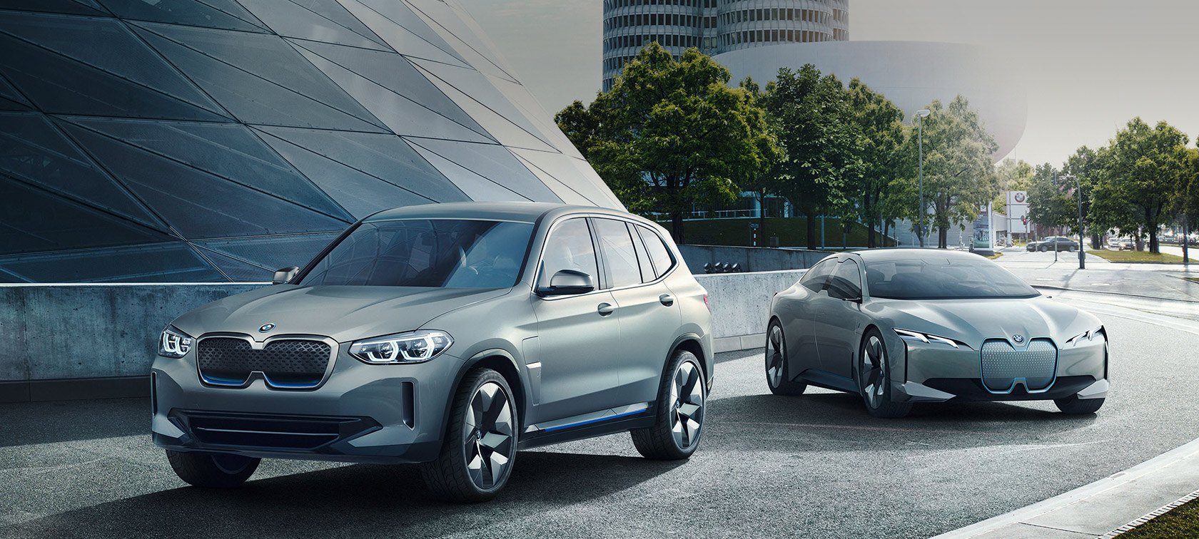 BMW Concept iX3 a BMW Vision iNEXT před budovou BMW výhled 2023 BMW Concept iX3 a BMW Vision iNEXT před budovou
