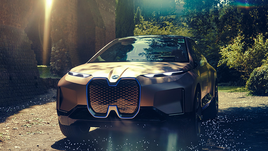 BMW Vision iNEXT s lesem v pozadí BMW Vision iNEXT s lesem v pozadí ze tříčtvrtečního pohledu zepředu
